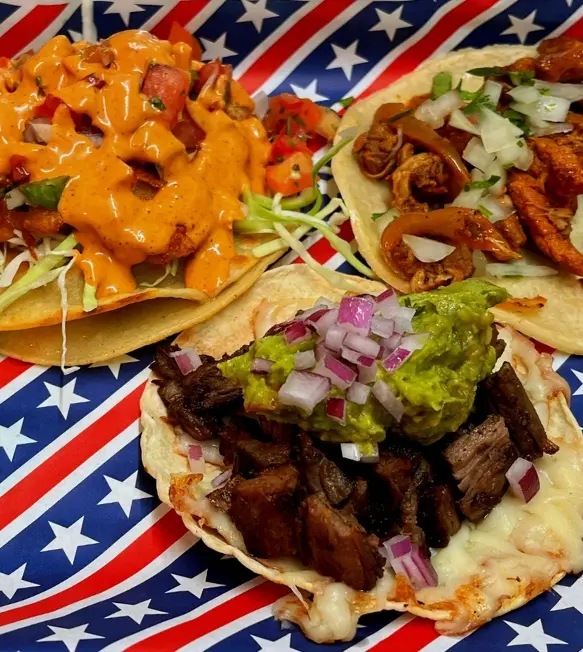 Primer plano de auténticos tacos mexicanos de primera calidad, incluyendo nuestro Taco Asada Signature con guacamole, servido en Las Patronas Mexican Cuisine en Cypress, TX.